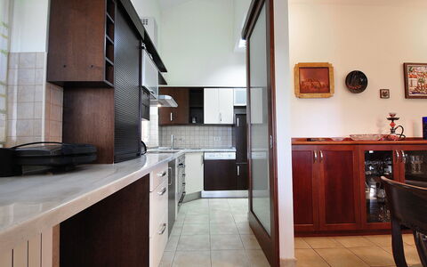 Vesna: Countertop, Zimmer, Eigentum, Möbel, Küche, Gebäude, Fussboden, Interior Design, Cabinetry, Haus