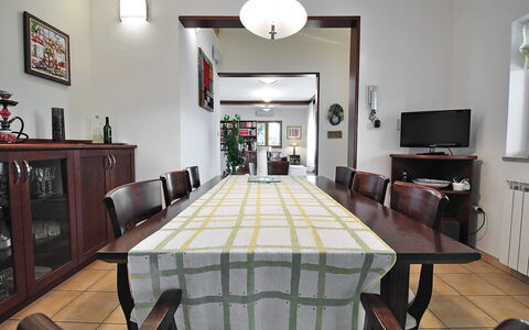 Vesna: Zimmer, Eigentum, Esszimmer, Möbel, Interior Design, Tabelle, Fussboden, Gebäude, Grundeigentum, Decke