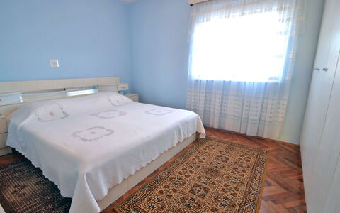 Josip: Schlafzimmer, Bett, Zimmer, Bettdecke, Möbel, Bedding, Eigentum, Bettrahmen, Fussboden, Matratze