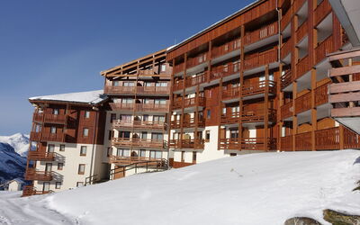 Les Menuires 330: Gebäude, Himmel, Schnee, Eigentum, Urban Design, Nachbarschaft, Eigentumswohnung, Holz, Wohngebiet, Grundeigentum