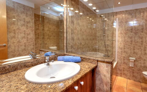 Fane: Badezimmer, Eigentum, Zimmer, Fliese, Interior Design, Wand, Sinken, Grundeigentum, Gebäude, Die Architektur