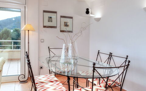 Fane: Zimmer, Möbel, Eigentum, Tabelle, Interior Design, Decke, Esszimmer, Stuhl, Haus, Gebäude