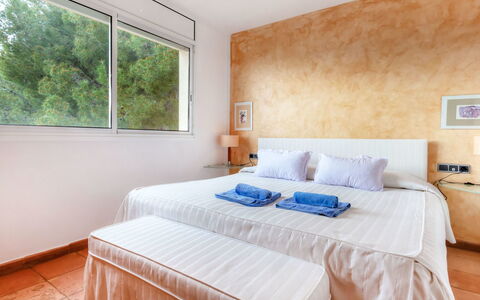 Fane: Schlafzimmer, Möbel, Zimmer, Eigentum, Bett, Bettdecke, Interior Design, Bedding, Matratze, Fussboden