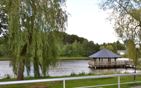 Les Terrasses du Lac: Baum, Natürliche Landschaft, Wasserweg, Teich, Bank, Wasser, Fluss, See, Kanal