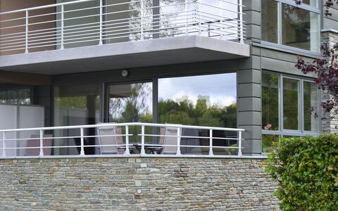 Les Terrasses du Lac: Eigentum, Gebäude, Haus, Die Architektur, Geländer, Fenster, Balkon, Zuhause, Grundeigentum, Fassade