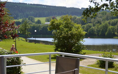 Les Terrasses du Lac: Wasser, Pflanze, Wolke, Himmel, Grün, Baum, Natürliche Landschaft, See, Zaun, Grundstueck