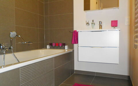 Les Terrasses du Lac: Badezimmer, Zimmer, Eigentum, Fliese, Rosa, Lila, Interior Design, Fussboden, Sinken, Die Architektur