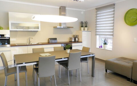 Les Terrasses du Lac: Zimmer, Interior Design, Möbel, Eigentum, Gebäude, Fussboden, Esszimmer, Tabelle, Gelb, Haus