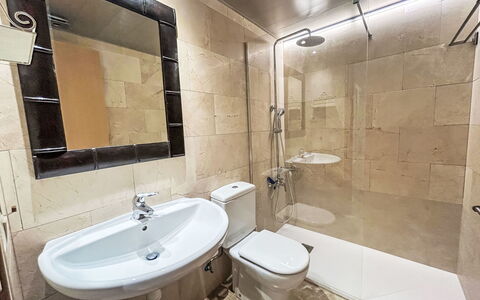Edificio Berna: Flooring, Armatur, Fussboden, Interior Design, Badezimmer, Sinken, Toilette, Installation, Zapfhahn, Toilleten Sitz