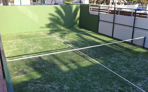 Marenia: Gras, Sportveranstaltung, Eigentum, Rasen, Tennisplatz, Kunstrasen, Netz, Pflanze, Grundeigentum, Flooring