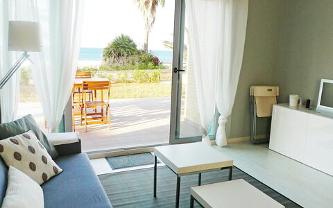 Marenia: Zimmer, Möbel, Eigentum, Interior Design, Wohnzimmer, Gebäude, Fussboden, Tabelle, Haus, Kaffetisch