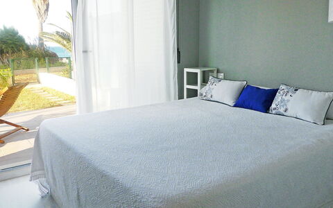 Marenia: Schlafzimmer, Bett, Bedding, Bettdecke, Eigentum, Möbel, Matratze, Zimmer, Bettrahmen, Bettwäsche