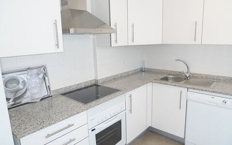Marenia: Countertop, Eigentum, Zimmer, Küche, Cabinetry, Möbel, Haus, Fussboden, Grundeigentum, Fliese