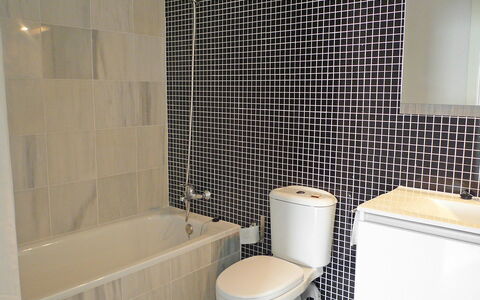 Marenia: Badezimmer, Fliese, Eigentum, Zimmer, Wand, Fussboden, Toilette, Keramik, Armatur, Die Architektur