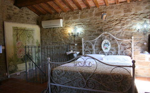La Casina del Bosco: Schlafzimmer, Zimmer, Eigentum, Bettrahmen, Bett, Gebäude, Möbel, Interior Design, Haus, Bettdecke