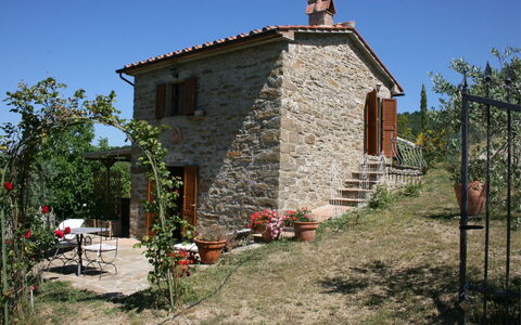 La Casina del Bosco: Pflanze, Himmel, Gebäude, Fenster, Grundstueck, Baum, Haus, Hütte, Gras, Ländliches Gebiet