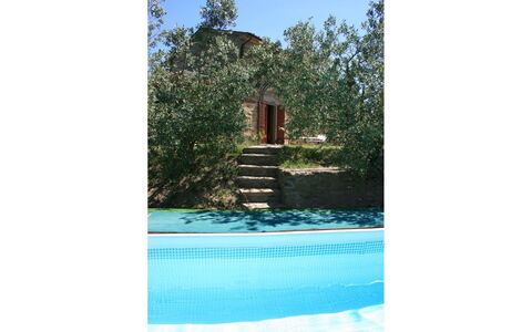 La Casina del Bosco: Pflanze, Wasser, Schwimmbad, Rechteck, Baum, Natürliche Landschaft, Himmel, Stuhl, Gartenmöbel, Schatten