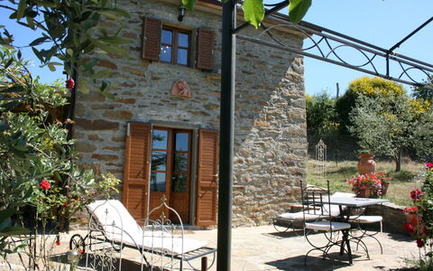 La Casina del Bosco: Pflanze, Gebäude, Möbel, Eigentum, Tabelle, Fenster, Stuhl, Schatten, Hütte, Gartenmöbel