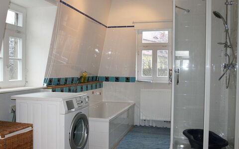 Gärtnerhaus: Zimmer, Badezimmer, Eigentum, Wäschekammer, Major Appliance, Fliese, Wäschetrockner, Fussboden, Interior Design, Gebäude