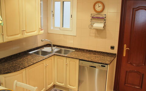 Pg Gracia - Valencia: Countertop, Zimmer, Cabinetry, Eigentum, Möbel, Küche, Sinken, Holzbeize, Spüle, Fussboden