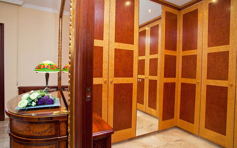 Pg Gracia - Valencia: Zimmer, Möbel, Eigentum, Tür, Schrank, Holzbeize, Cabinetry, Interior Design, Die Architektur, Gebäude
