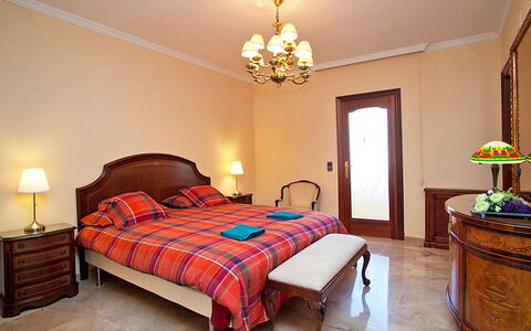 Pg Gracia - Valencia: Schlafzimmer, Möbel, Zimmer, Bett, Eigentum, Bettrahmen, Bettdecke, Interior Design, Fussboden, Gebäude