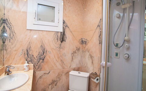 Pg Gracia - Valencia: Badezimmer, Zimmer, Eigentum, Wand, Armatur, Badewanne, Interior Design, Fliese, Haus, Dusche