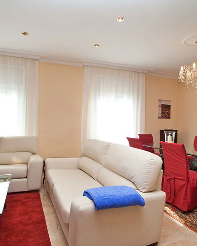 Pg Gracia - Valencia: Zimmer, Möbel, Wohnzimmer, Eigentum, Interior Design, Gebäude, Fussboden, Grundeigentum, Tabelle, Wand