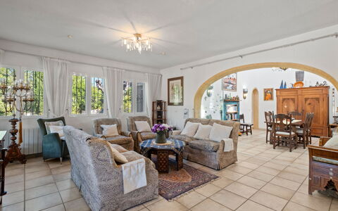 Mirada al Sol: Möbel, Interior Design, Couch, Flooring, Fussboden, Decke, Tabelle, Stuhl, Zimmer, Wohnzimmer