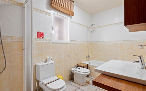 Mirada al Sol: Armatur, Flooring, Toilleten Sitz, Badezimmer, Fussboden, Toilette, Sinken, Interior Design, Zapfhahn, Installation