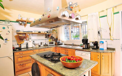 Mirada al Sol: Countertop, Küche, Zimmer, Eigentum, Interior Design, Gelb, Cabinetry, Haus, Möbel, Gebäude