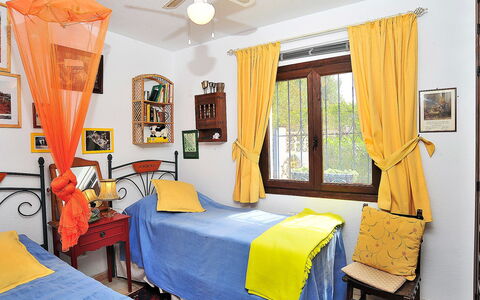 Mirada al Sol: Bett, Schlafzimmer, Möbel, Zimmer, Eigentum, Interior Design, Bettdecke, Gelb, Bettrahmen, Orange