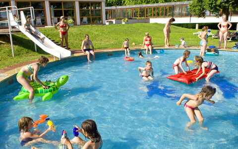 Átrium 5 Fős: Wasser, Schwimmbad, Spass, Freizeit, Sommer, Erholung, Ferienort