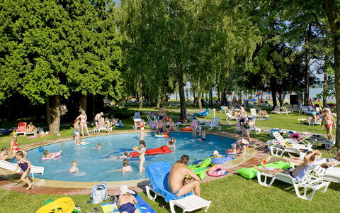 Átrium 5 Fős: Wasser, Natur, Erholung Im Freien, Gras, Baum, Freizeit, Schatten, Pflanze, Schwimmbad, Sommer