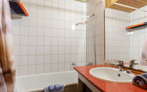 Átrium 5 Fős: Braun, Armatur, Sinken, Zapfhahn, Spiegel, Eigentum, Gebäude, Badezimmer, Bad Sink, Badewanne