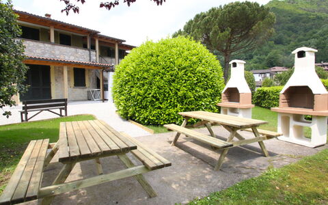 Lago D'Idro 100: Pflanze, Himmel, Eigentum, Gebäude, Möbel, Tabelle, Natur, Baum, Botanik, Fenster