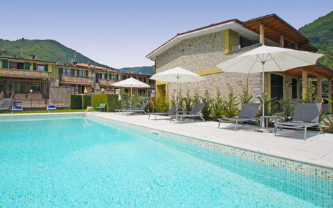 Lago D'Idro 100: Wasser, Himmel, Pflanze, Eigentum, Schwimmbad, Azurblau, Gebäude, Gartenmöbel, Stuhl, Regenschirm