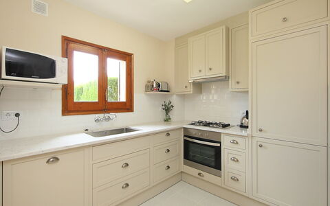 Mas Rovira 8: Zimmer, Eigentum, Möbel, Cabinetry, Küche, Interior Design, Countertop, Gelb, Gebäude, Haus