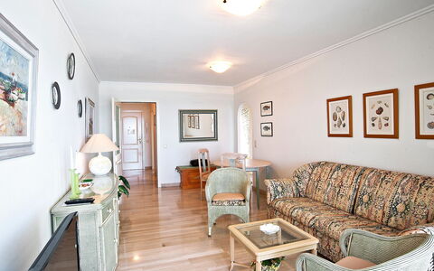 Golden Life: Zimmer, Eigentum, Wohnzimmer, Möbel, Interior Design, Gebäude, Grundeigentum, Haus, Zuhause, Decke