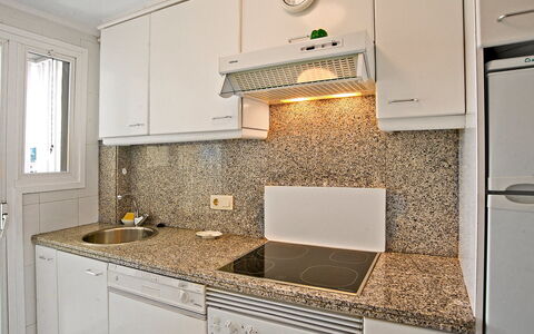 Golden Life: Countertop, Zimmer, Cabinetry, Eigentum, Küche, Möbel, Fliese, Interior Design, Gebäude, Fussboden