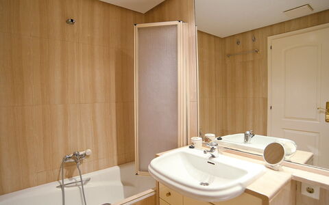 Golden Life: Badezimmer, Zimmer, Eigentum, Interior Design, Sinken, Zapfhahn, Wand, Bad Sink, Armatur, Gebäude