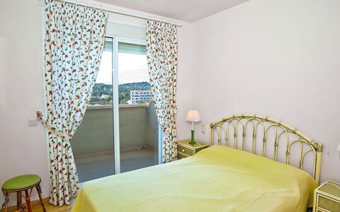Golden Life: Schlafzimmer, Zimmer, Bett, Eigentum, Möbel, Bettrahmen, Interior Design, Wand, Bettdecke, Gebäude