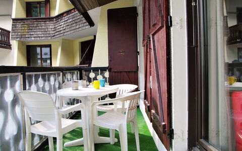 Chamonix 710: Tabelle, Möbel, Gebäude, Stuhl, Holz, Interior Design, Fussboden, Flooring, Hartholz, Kaffetisch