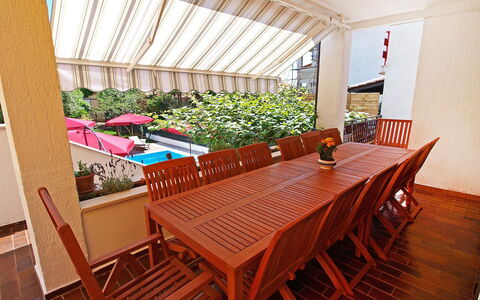 Pula 101: Eigentum, Grundeigentum, Zimmer, Gebäude, Möbel, Haus, Tabelle, Interior Design, Hartholz, Balkon
