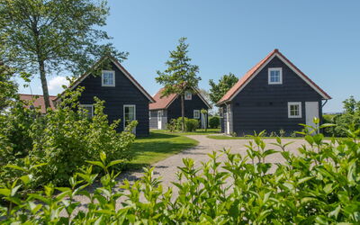 Wemeldinge 200: Himmel, Pflanze, Eigentum, Gebäude, Fenster, Baum, Haus, Natürliche Landschaft, Grundstueck, Hütte