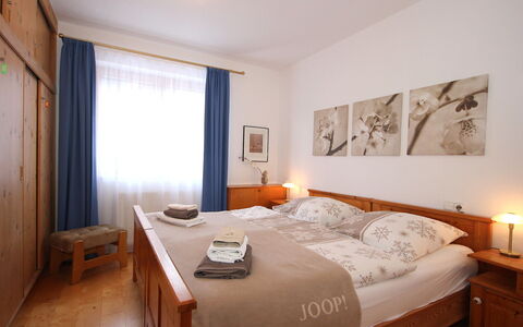 Seekarblick: Schlafzimmer, Möbel, Bett, Zimmer, Eigentum, Bettdecke, Interior Design, Bettrahmen, Matratze, Bedding