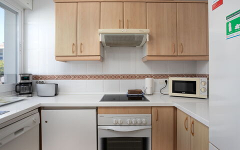 Lorcrimar: Küche, Countertop, Küchengerät, Major Appliance, Cabinetry, Möbel, Spüle, Herd, Interior Design, Flooring