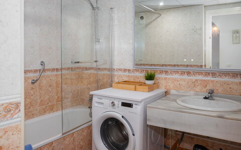 Lorcrimar: Armatur, Bad Sink, Interior Design, Sinken, Flooring, Badezimmer, Fussboden, Zapfhahn, Badezimmerschrank, Countertop
