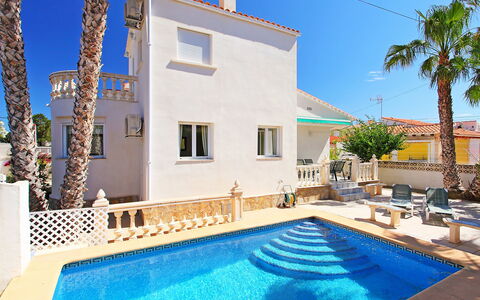 Casa de la Mar: Wasser, Himmel, Pflanze, Eigentum, Gebäude, Schwimmbad, Blau, Azurblau, Baum, Schatten