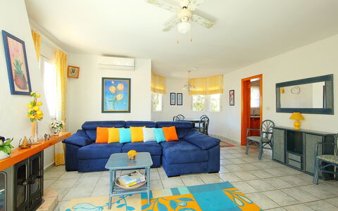 Casa de la Mar: Zimmer, Möbel, Eigentum, Interior Design, Wohnzimmer, Gebäude, Gelb, Decke, Schlafzimmer, Fussboden